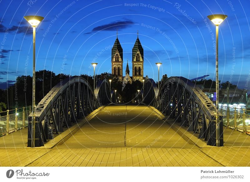 Wiwilibrücke Freiburg zur blauen Stunde Architektur Kanton Freiburg Baden-Württemberg Deutschland Europa Stadt Stadtzentrum Kirche Brücke Bauwerk Wahrzeichen