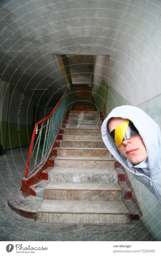 Olympisches Dorf Elstal | lost places alt verlassen Person männlich Absperrband jung Jugendlicher grau Treppe Treppenhaus Stiege Zahn der Zeit Architektur