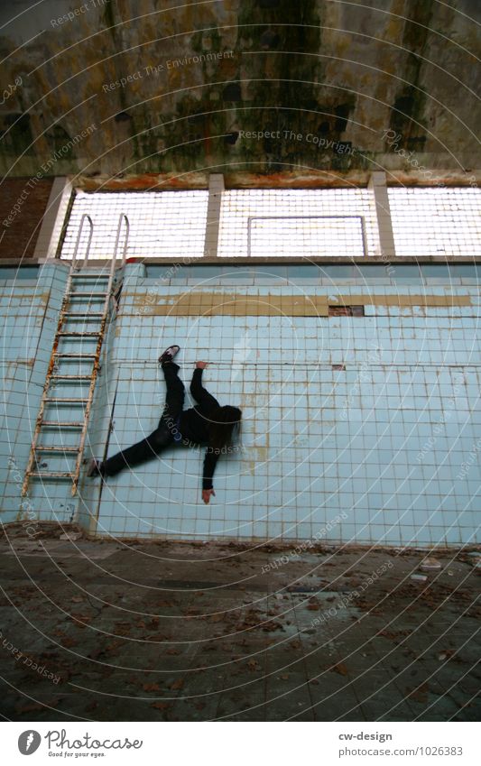 Olympisches Dorf Elstal | lost places Person männlich sportlich Schwimmhalle Olympia Schwimmen Schwimmen & Baden Schwimmbad blau Farbfoto Wasser Sport Mensch