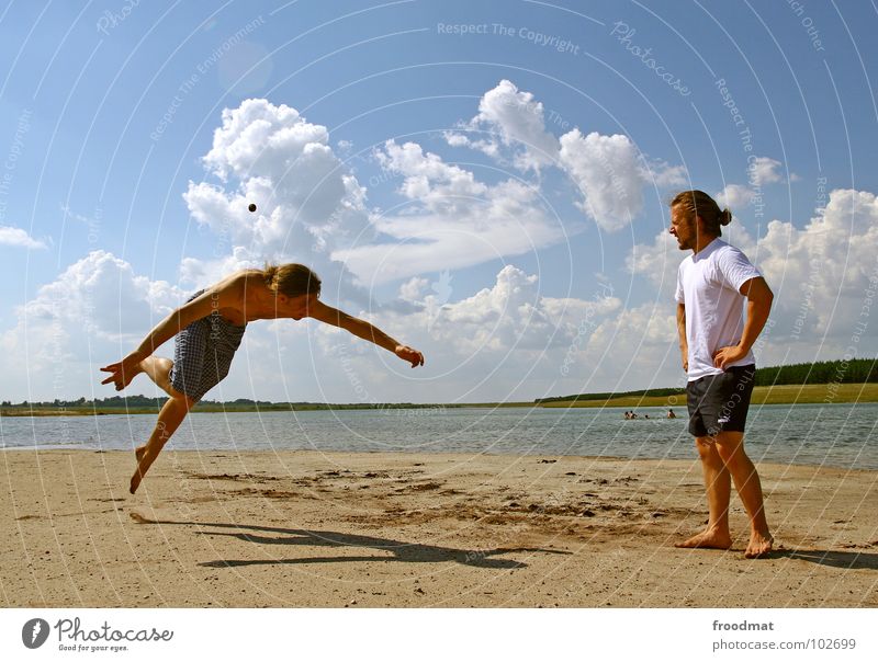 hackysac Aktion Deutschland Sommer Wolken See Strand Osten Spielen Physik Ausgelassenheit Jugendliche froodmat Freude Ball Himmel Wasser sand tagebau Wärme blau