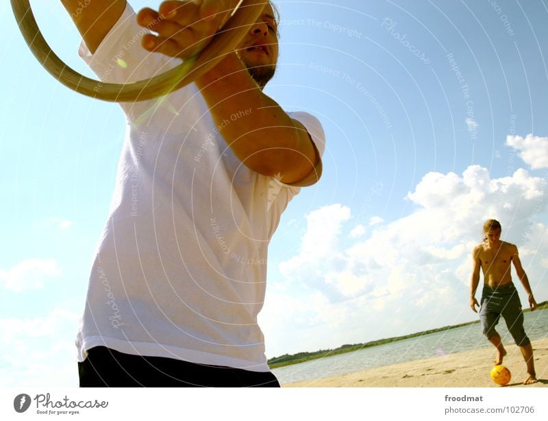 spiel und spass Deutschland Strand Sommer Spielen Wolken Physik heiß Gummiball Jugendliche Kreis froodmat Bergbau Sonne Freude Ball Dynamik verrückt Himmel