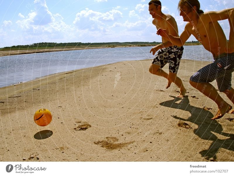 Plastikball Aktion Deutschland Sommer Freude Strand Physik heiß Spielen Smiley Ballsport Sport Unbeschwertheit wach Fröhlichkeit Mann langhaarig Wolken froodmat