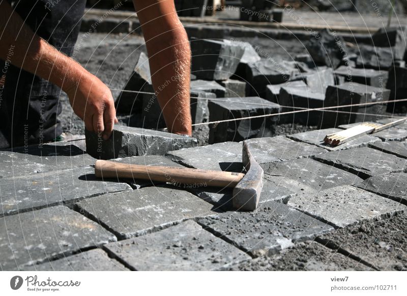 lass los. Granit Basalt Baustelle Handwerk Handwerker Bauarbeiter Mann maskulin schwer Schnur pflastern verlegen fertig Verkehrswege Stein Kopfsteinpflaster