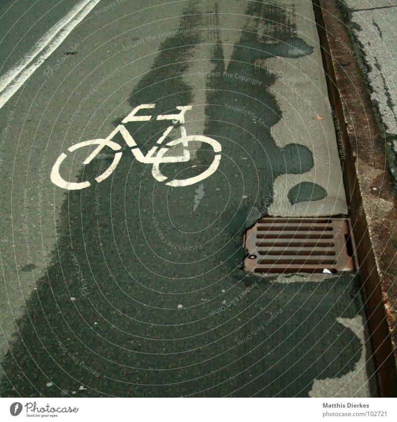 TATORT Fahrrad Fahrradweg Gully Abfluss Fußgänger Bürgersteig Fahrer Tatort weiß gezeichnet Teer Unfall Schilder & Markierungen Sozialer Dienst obskur Brücke