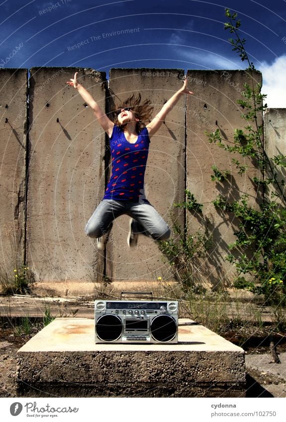 RADIO-AKTIV XVI Frau Stil Musik Sonnenbrille Industriegelände Beton Ghettoblaster Party Aktion Laune Gefühle T-Shirt Sommer genießen springen Körperhaltung