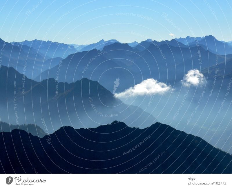 Hinter den sieben Bergen ... Bergkette Wolken Berge u. Gebirge blau Alpen Himmel