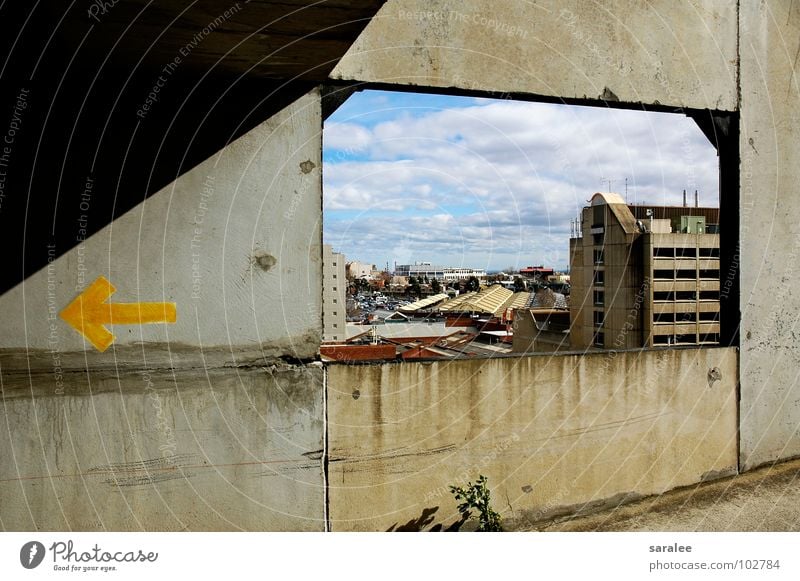 outlook Aussicht Fenster Beton Wand Wolken gelb grau Australien Blick Pfeil Himmel blau