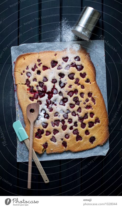 Blechkuchen Kuchen Dessert Süßwaren Puderzucker Himbeeren Ernährung lecker süß Farbfoto Innenaufnahme Menschenleer Hintergrund neutral Dämmerung Low Key