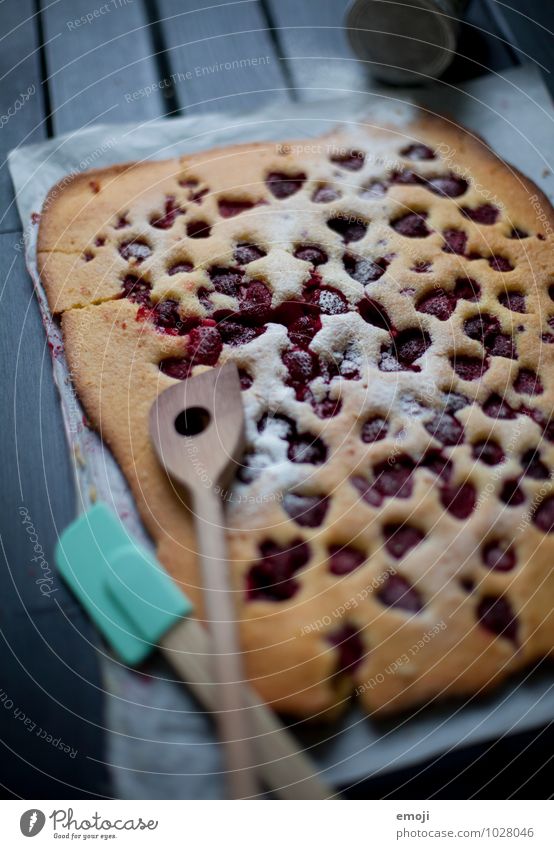 Blechkuchen Frucht Kuchen Dessert Süßwaren blechkuchen Himbeeren Ernährung lecker süß Farbfoto Innenaufnahme Menschenleer Dämmerung Low Key