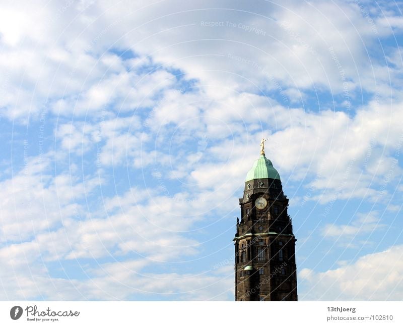 Richtungsweiser Rathaus Rathausturm Statue Turmuhr Turmspitze Symbole & Metaphern Dresden Sachsen Hauptstadt Wolken Wahrzeichen Denkmal Himmel gold