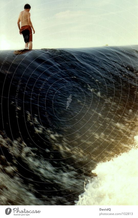 Wasserläufer Mann Wassermassen Wellen Gischt gefährlich analog Spielen Fluss Bach Mensch Schwimmen & Baden auf dem Wasser laufen im Wasser Wasserfall Staustufe