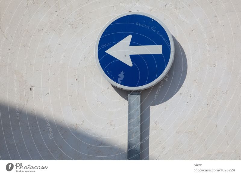 Da lang Dorf Stadt Hafenstadt Menschenleer Mauer Wand Verkehr Verkehrswege Verkehrszeichen Verkehrsschild Stein Metall Stahl Zeichen Schilder & Markierungen