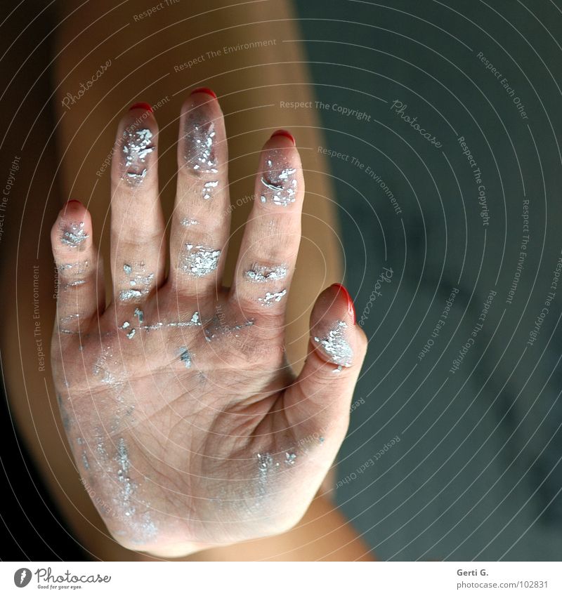 gimme five Frau Hand Fingernagel lackiert 5 Wahrsagerei verschrumpelt Handlinie schmuddelig dreckig grau Handcreme schlagen Dreckspatz Gefühle Moral