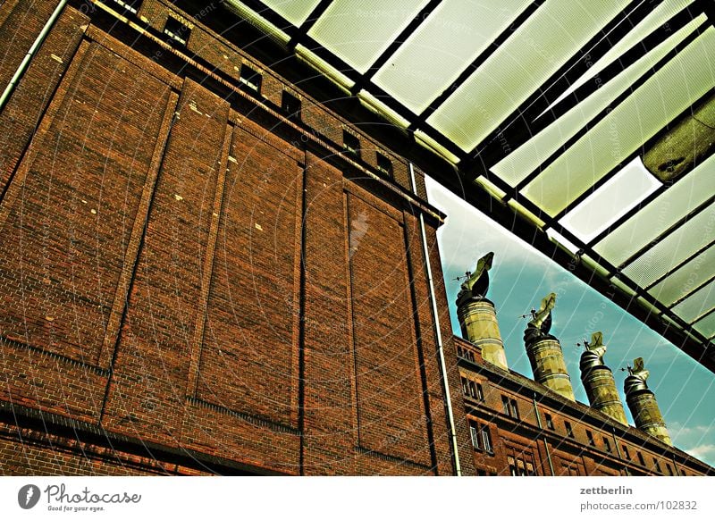 Zusammenfassung Dach Glasdach Haus Lagerhaus Wand Mauer vertikal aufstrebend Froschperspektive Wolken Fabrik Brauerei 4 Abluft Lüftung Schornstein Industrie