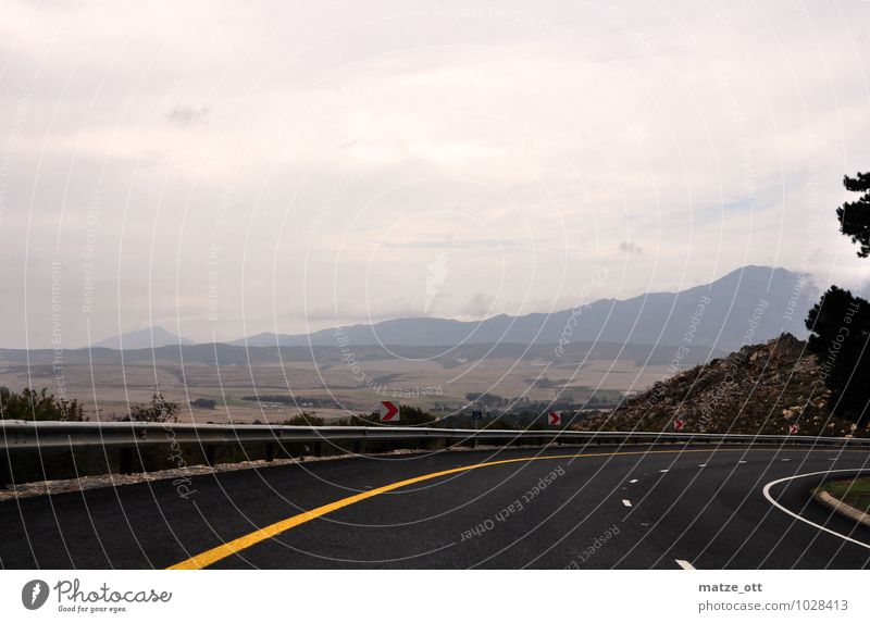 Südkurve in Südafrika Landschaft Himmel schlechtes Wetter Regen Verkehr Verkehrswege Straßenverkehr Landstraße Kurvenlage fahren dunkel Ferne Fernweh Wolken