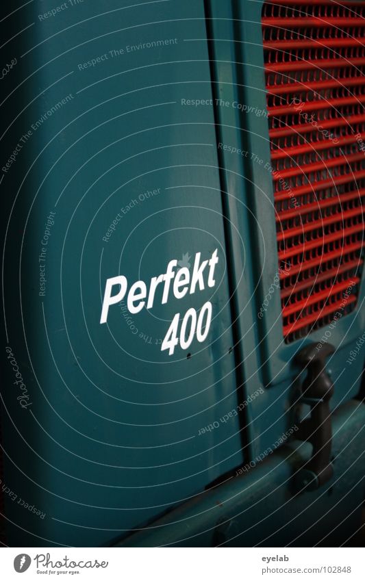 Perfekt 400 Typographie Logo Design Traktor retro türkis grün Landwirtschaft Fahrzeug Maschine Motor Landei Ackerbau Getriebe Gitter Grill Motorhaube robust