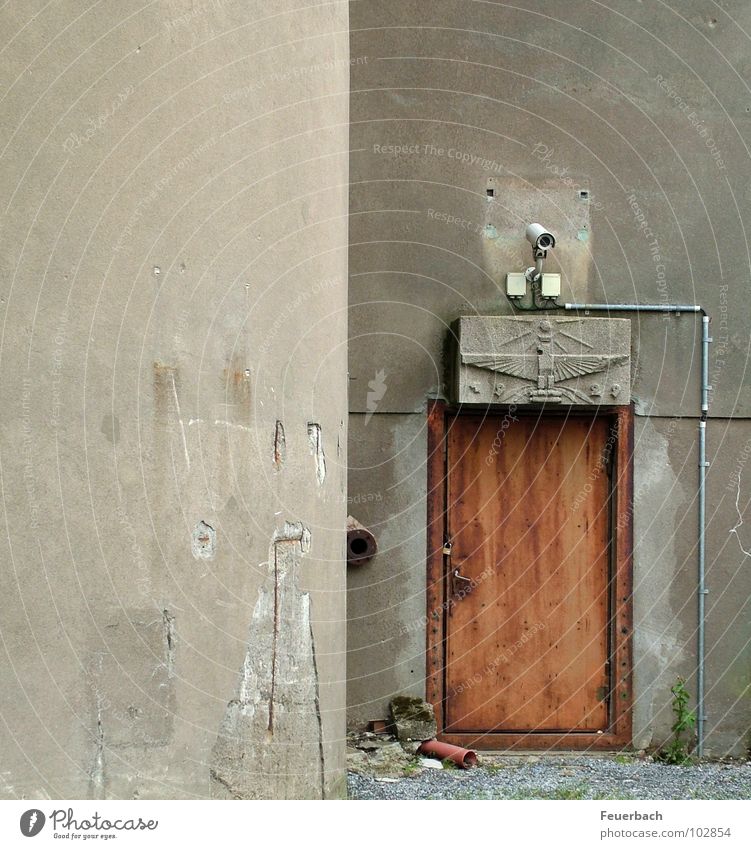 Was zu sichern gilt... Farbfoto Außenaufnahme Menschenleer Industrie Videokamera Fabrik Mauer Wand Tür Beton bedrohlich trist grau Macht Sicherheit Angst