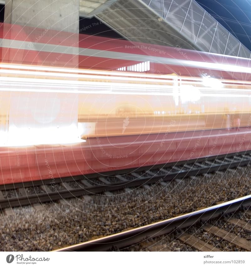 Ghost train II Eisenbahn Gleise Geschwindigkeit Zeit Licht Langzeitbelichtung grün gelb rot weiß Regionalverkehr Bern-Solothurn gefährlich fahren Bahnhof Tunnel