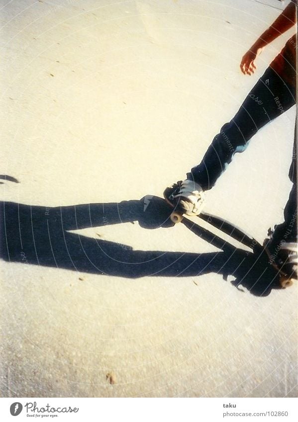 SKATERBOY Skateboarding Prater Wien Beton Turnschuh Hand Skaterbahn Akrobatik Lomografie skaterboy Schatten Beine street straßenkids fun lustig kunstücke