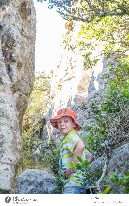 344 Ferien & Urlaub & Reisen Ausflug Abenteuer Sommer Sonne wandern Junge Kindheit Leben 1 Mensch 3-8 Jahre Natur Landschaft Pflanze Schönes Wetter Felsen