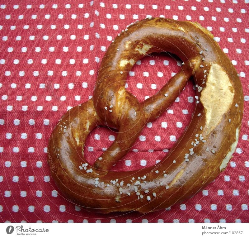 Liebe auf bayrisch Brezel Lauge Backwaren Frühstück Vesper rot Oktoberfest München Bayern Weißwurst Salz Decke Punkt