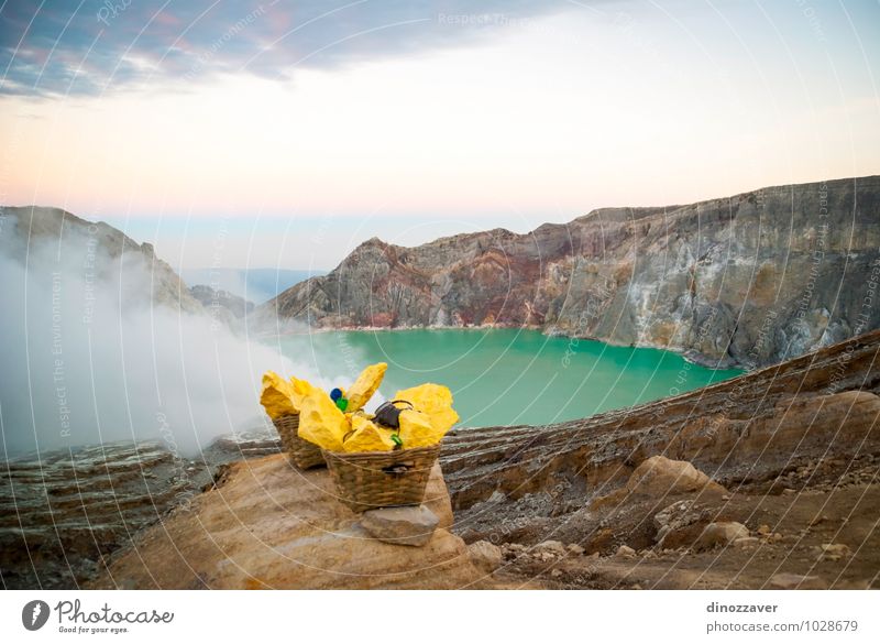 Schwefelkorb am Kawah Ijen Krater Ferien & Urlaub & Reisen Tourismus Mann Erwachsene Natur Landschaft Wolken Nebel Felsen Vulkan See blau gelb gefährlich