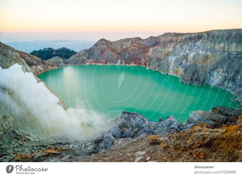 Kawah Ijen Krater Ferien & Urlaub & Reisen Tourismus Mann Erwachsene Natur Landschaft Wolken Nebel Felsen Vulkan See blau gelb gefährlich Indonesien