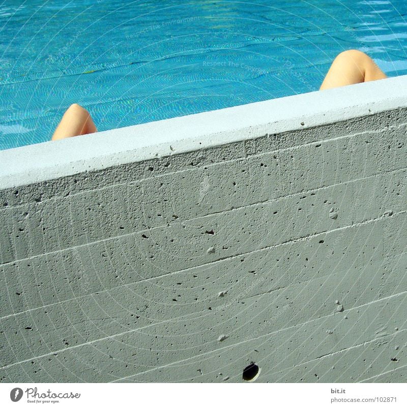 Wasserloch Knie Schwimmbad Bad Mauer Sommer Wand ruhig schlafen Erholung türkis weiß azurblau grau Beton Schifffahrt Beine Fuß Becken liegen Schwimmen & Baden