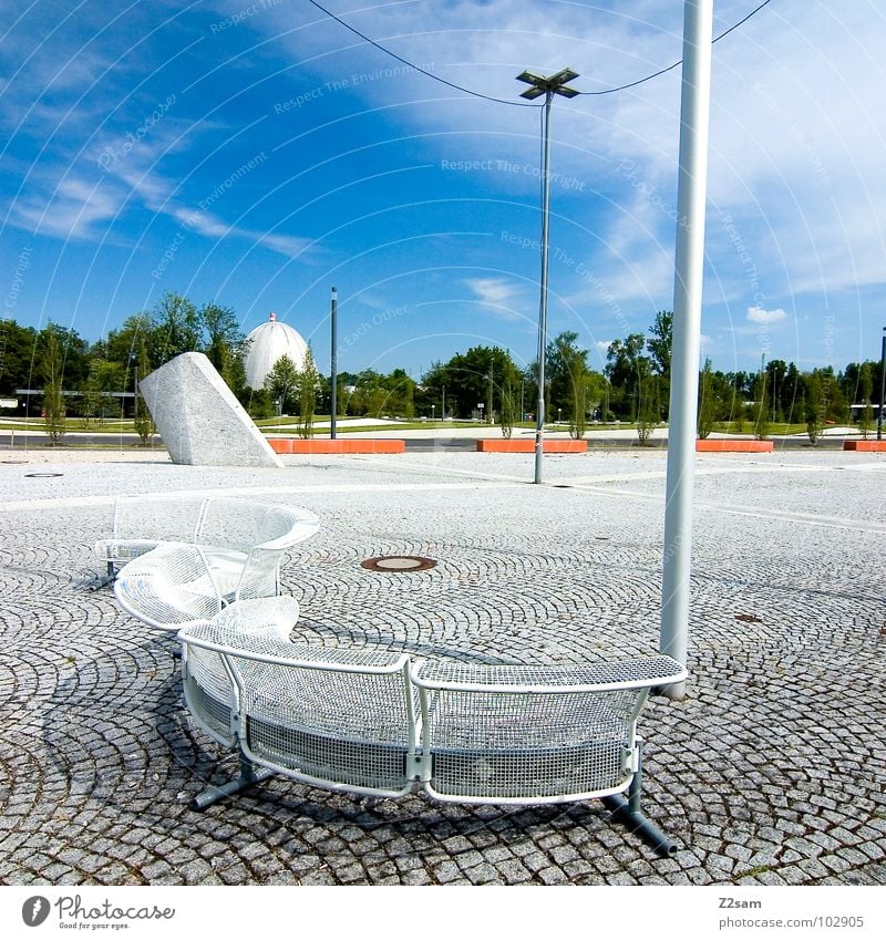 pausenhof Pause Erholung Bank München Platz Laterne Sitzgelegenheit Wolken Himmel Sommer Stil Verkehrswege Schulhof sitzen tu Kopfsteinpflaster Stein