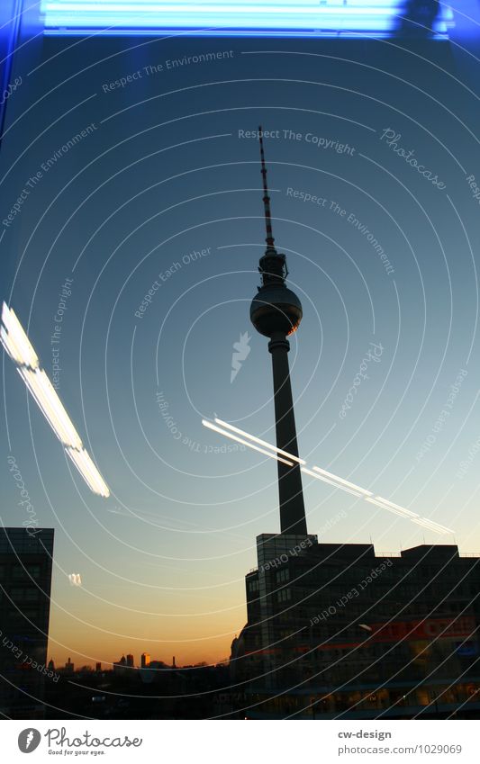 Berlin Nacht & Tag Berliner Fernsehturm Berlin-Mitte Deutschland Stadt Hauptstadt Stadtzentrum Fußgängerzone Skyline Hochhaus Platz Marktplatz Rathaus Bahnhof