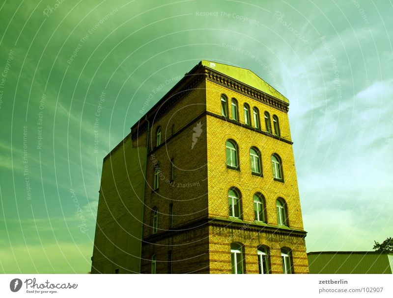 Haus Bürogebäude Altbau Etage Fassade Fenster Monolith Wolken Cirrus Architektur Berlin Macht Himmel