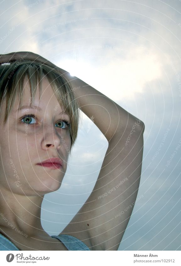 Dem Himmel... Wolken Frau blond Himmelskörper & Weltall Gesicht Arme Hals Verkehrswege Sonne Leberfleck