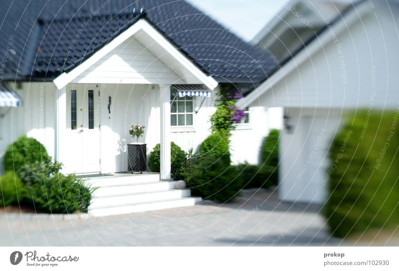 Leblos leben Farbfoto Außenaufnahme Menschenleer Tag Schatten Kontrast Sonnenlicht Zentralperspektive Totale Reichtum Häusliches Leben Wohnung Haus Traumhaus