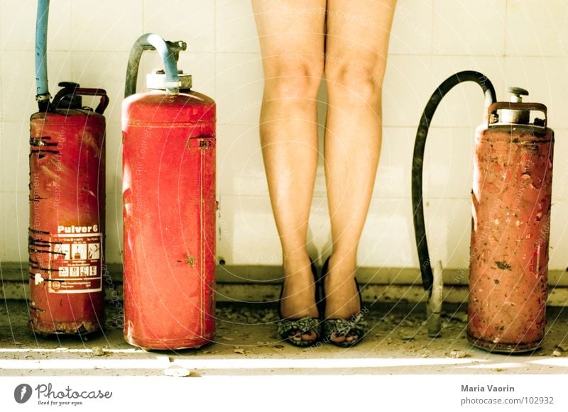 Pin Up Baby Feuerlöscher heiß retro löschen Brandschutz Sicherheit Schlauch Frau gefährlich schön Beine Feuerwehr Damenschuhe Löschschaum Brandverhütung