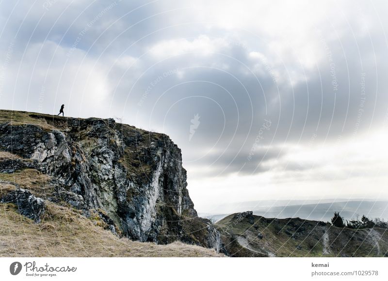 Into the wild Abenteuer Ferne Freiheit Mensch Junge Frau Jugendliche 1 Umwelt Natur Landschaft Himmel Wolken Sonnenlicht Winter Wetter Hügel Berge u. Gebirge