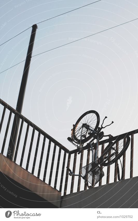 rad über kopf Umwelt Himmel Wolkenloser Himmel Schönes Wetter Verkehr Verkehrsmittel Verkehrswege Fahrradfahren Wege & Pfade Brücke Brückengeländer skurril