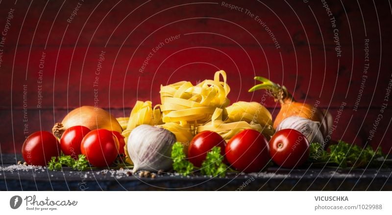 Pasta Tagliatelle mit Tomaten und Gewürzen für Tomatensauce Lebensmittel Gemüse Teigwaren Backwaren Kräuter & Gewürze Ernährung Mittagessen Festessen