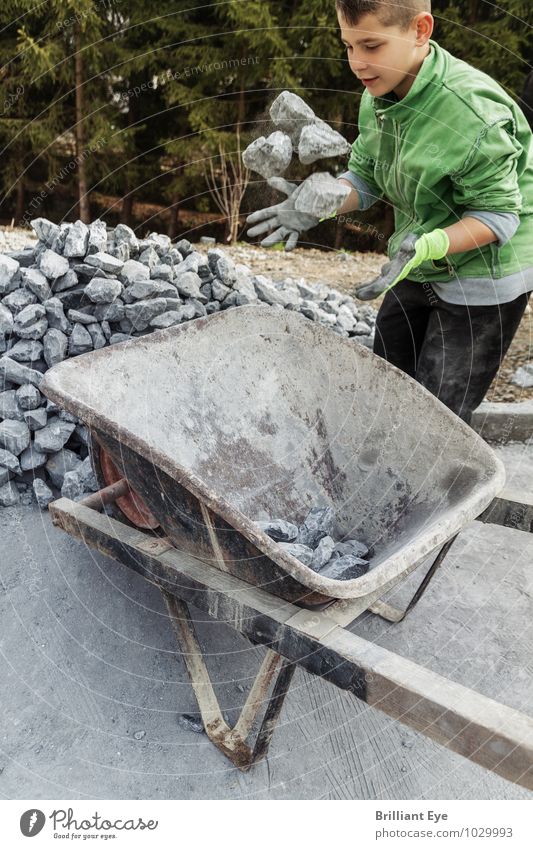 Geröllsteine aufwerfen Garten Kind Gartenarbeit Handwerk Mensch Stein Arbeit & Erwerbstätigkeit bauen Spielen Freude Fröhlichkeit Coolness fleißig Neugier