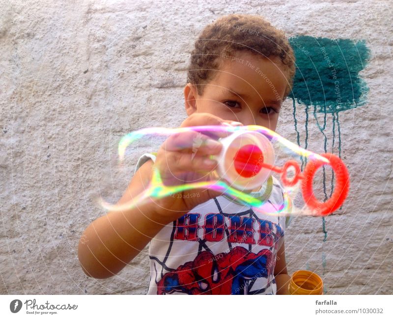 BubbleBoy Mensch maskulin Kind Junge Kindheit Leben Körper Gesicht Auge Arme Hand 1 3-8 Jahre Sonnenlicht Sommer Schönes Wetter Mauer Wand T-Shirt Stoff brünett