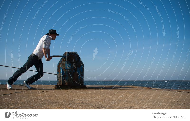 Jugendlicher mit Cowboyhut arbeitet im Hafen Wasser Mensch Hut Außenaufnahme Mann Erwachsene Sommer Western Farbfoto Tag Himmel Textfreiraum oben blau maskulin