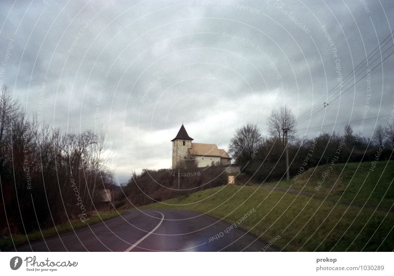 Kirche im Dorf Lifestyle Ferien & Urlaub & Reisen Sightseeing Landschaft Himmel Wolken schlechtes Wetter Wind Baum Gras Hügel Straße Wege & Pfade fahren retro