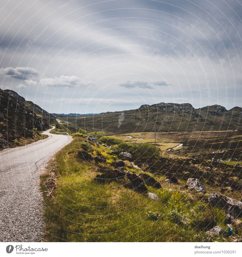 passing place. Umwelt Natur Landschaft Himmel Wolken Sommer Schönes Wetter Wiese Feld Hügel Felsen Schottland Highlands Straße Abenteuer Erholung Freiheit