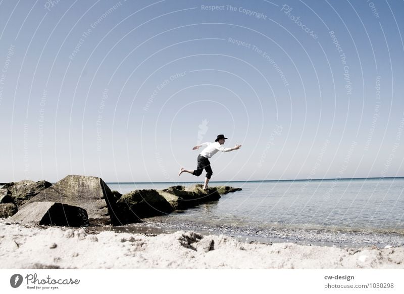 Junger Mann am Strand von Hiddensee gottesglauben Gott Glaube Religion Person Wasser See laufen über das Wasser gehen