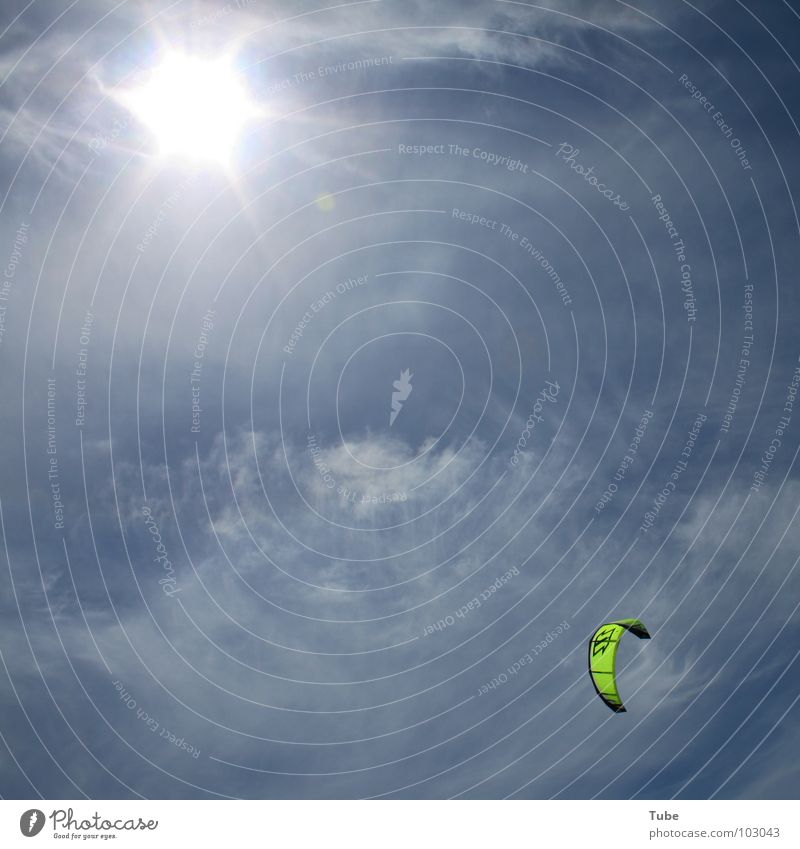 Entflogen Himmel Wolken weiß gelb Sonnenstrahlen grell Drache grün Neonlicht Halbkreis Kiting Sommer Warnemünde Rostock Wassersport Windspiel Küste