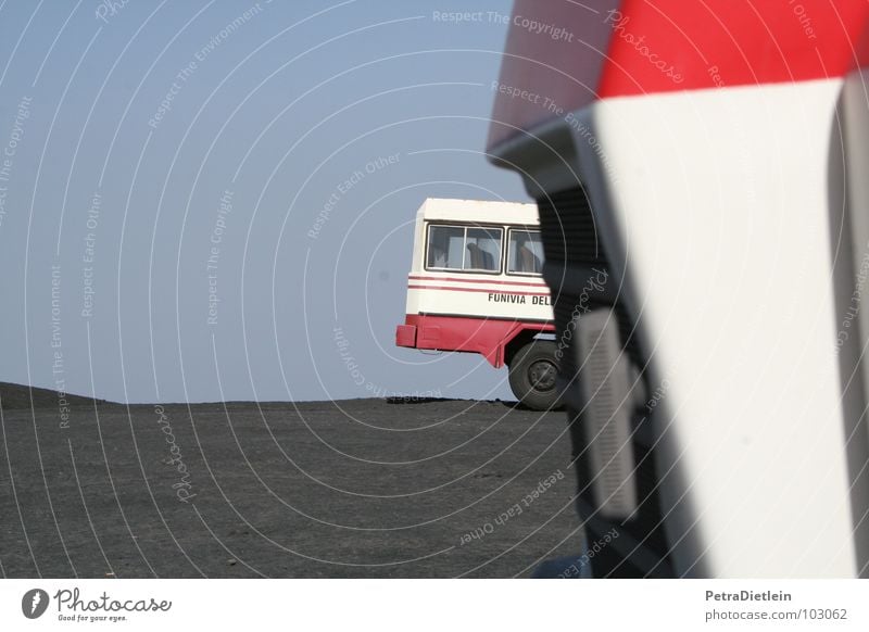 trucks Lastwagen schwarz Ätna Sizilien leer Menschenleer Mondlandschaft schwer hart Berge u. Gebirge Güterverkehr & Logistik Sand warten Vulkan trist