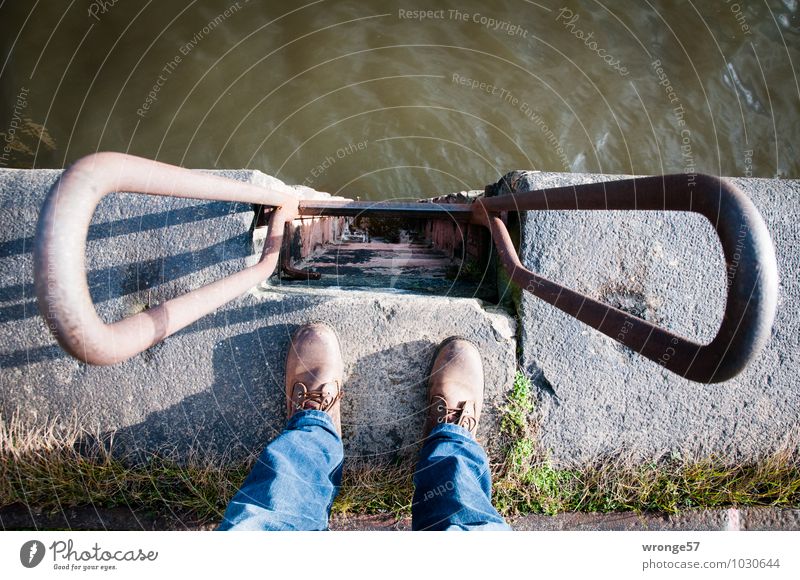 Vertikale I Mensch maskulin Beine 1 Hafen Mauer Wand Hose Jeanshose Schuhe Stein Beton Wasser stehen blau braun grau grün Höhenangst Leiter Fuß Wasseroberfläche