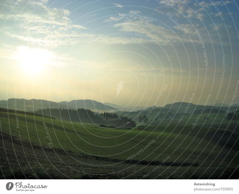 Rauch zwischen den Hügeln Sonne Umwelt Natur Landschaft Pflanze Luft Himmel Wolken Horizont Herbst Wetter Schönes Wetter Nebel Baum Gras Sträucher Grünpflanze