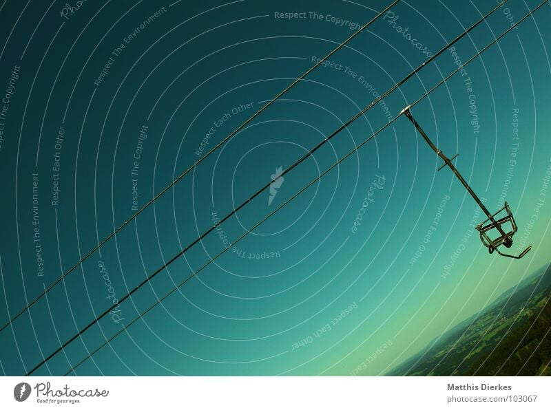 SESSELLIFT Sesselbahn Stahl grün alpin Seil Berge u. Gebirge Neigung Steigung diagonal Stahlkabel Skilift-Sitz leer Menschenleer Hintergrund neutral Freisteller