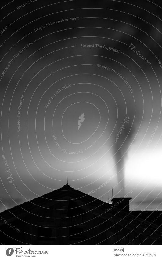 Rauchzeichen Haus co2 CO2-Emission CO2-Ausstoß Umwelt Himmel Klimawandel Dach Blitzableiter bedrohlich dunkel authentisch gruselig kalt Einsamkeit