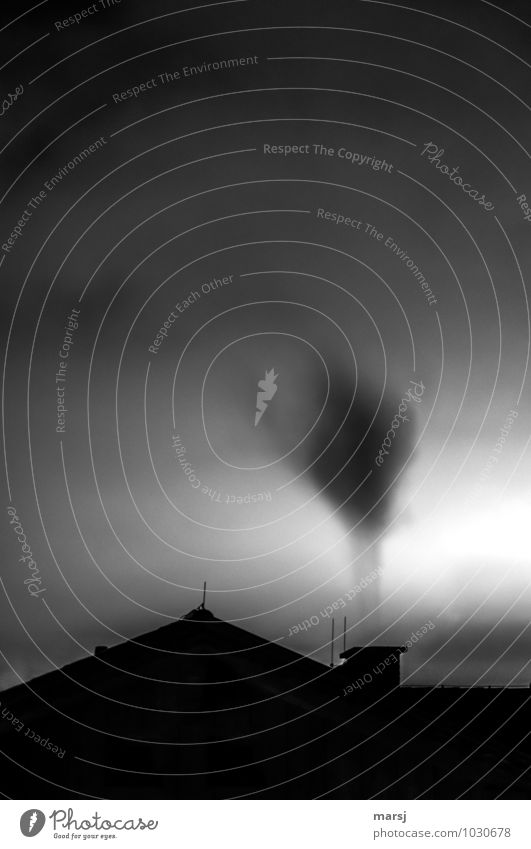 Rauchzeichen Haus CO2-Emission co2 CO2-Ausstoß Rauchfang Dach Dachgiebel Umwelt Himmel Schornstein Blitzableiter authentisch dunkel einfach gruselig Stimmung